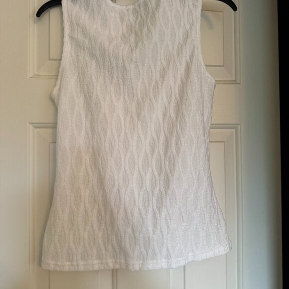 Lacy tank with a twist - Picture 3 of 3